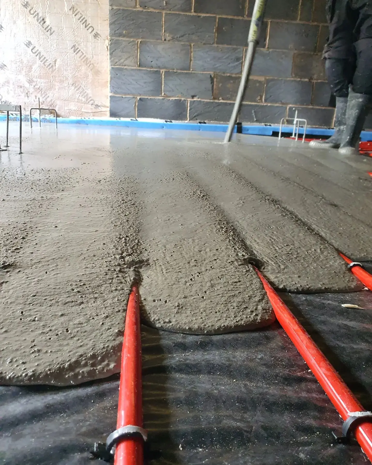 screed covering pipes of a wet underfloor heating system